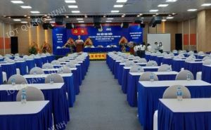Bàn hội nghị: Chất liệu inox 304. KT: DxRxC=1,4m x 0.5m x 0,75m
